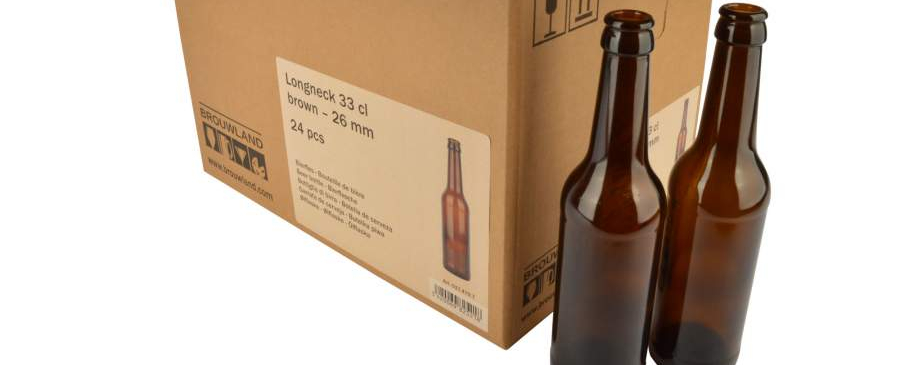 Een kartonnen verpakking van Brouwland met twee bierflesjes zonder label erbij.