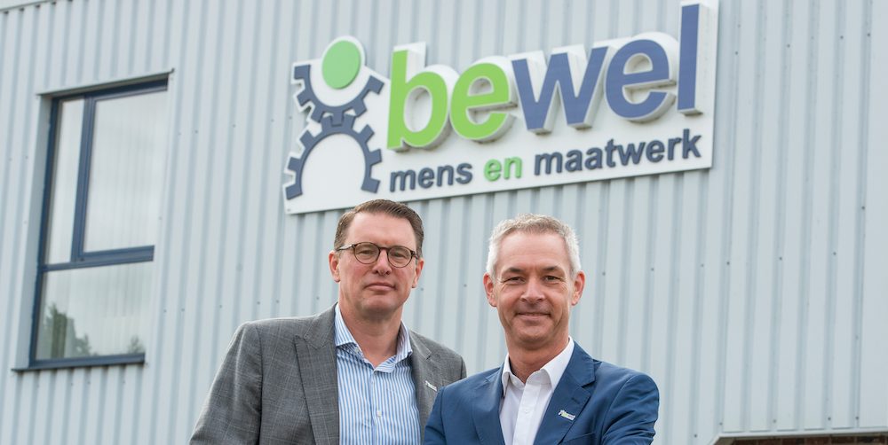 Tom Ketels en Johan Bongaerts staan voor de gevel van een Bewelsite. Bewel is een maatwerkbedrijf dat bedrijven verder wil ondersteunen die aan reshoring willen doen.