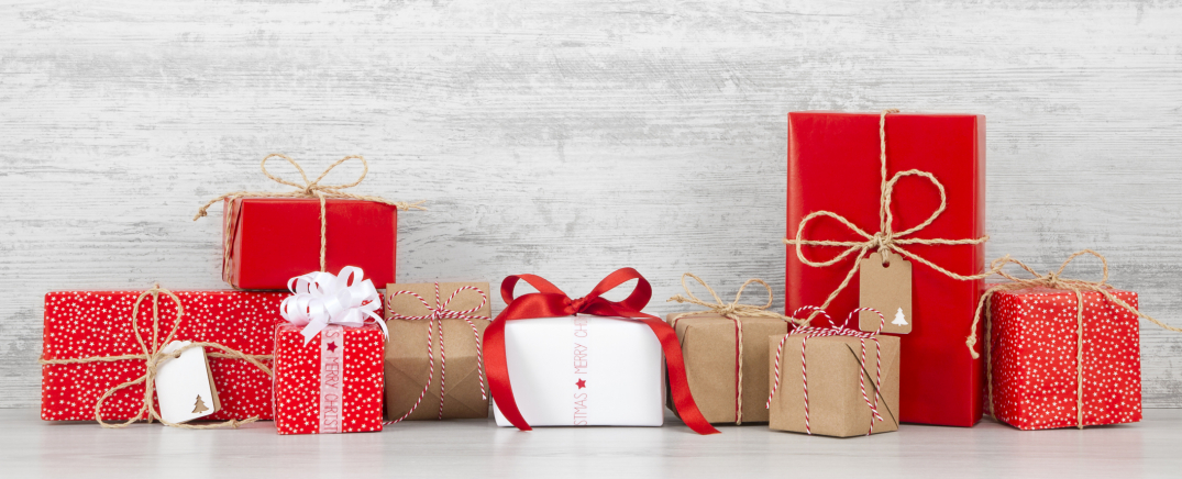 Verschillende kerstcadeaus van Lidl - met witte, rode en bruine verpakkingen - staan uitgestald.